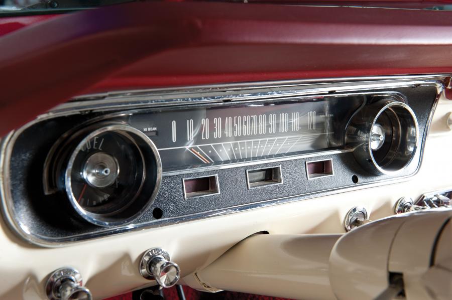 Детали интерьера Ford Mustang Convertible 1965 года  (фото 32 из 76)